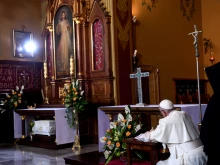 Pope Francis prays before the Divine Mercy image in Łagiewniki, Poland, July 30, 2016. Credit: Mazur/episkopat.pl.