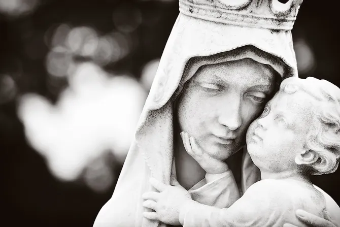 Mary holding Jesus Credit Kamira ShutterstocK CNA
