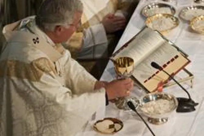 Mass Eucharist Communion Consecration Transubstantiation Credit Mazur 2 CNA World Catholic News 11 2 11
