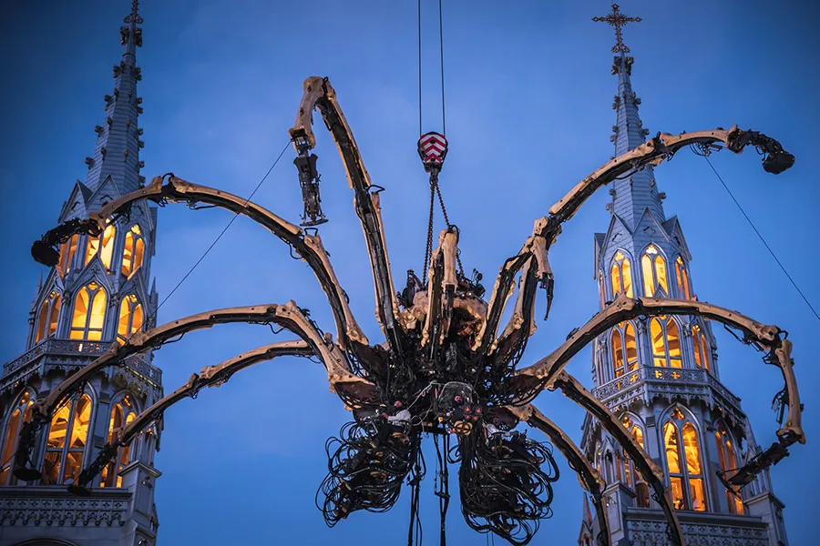  Mechanical spider outside of Ottawa's Notre Dame Cathedral. ?w=200&h=150