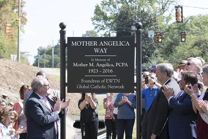 Michael Warsaw unveils the sign for Mother Angelica Way Sept 16 2016 Credit Marisela Hasbun EWTN CNA