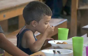 Migrant child has lunch at the Casa de Paso "Divina Providencia" in Cucuta. David Ramos/ACI Prensa.