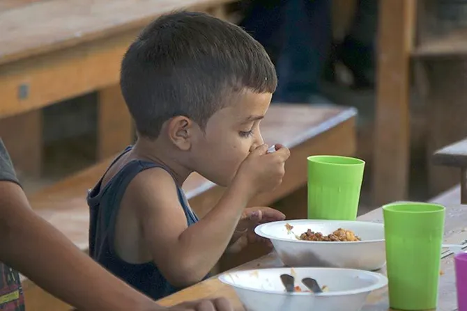 Migrant child has lunch at the Casa de Paso  Divina Providencia  in Cucuta Credit David Ramos ACI Prensa CNA