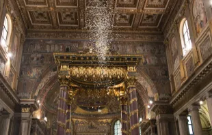 Rose petals fall in St. Mary Major Basilica Aug. 5, 2017 to commemorate the "miracle of the snow."   Daniel Ibanez/CNA.