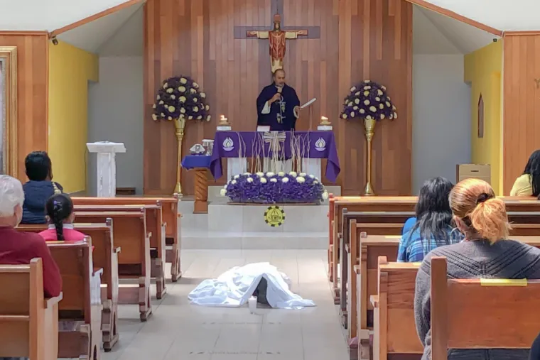 Fr. Sajid Lozano says a funeral Mass for Juan, whose body is in the nave, in Jesus the Priest parish in Mexico City, Feb. 21, 2021. Photo courtesy of Fr. Lozano.
