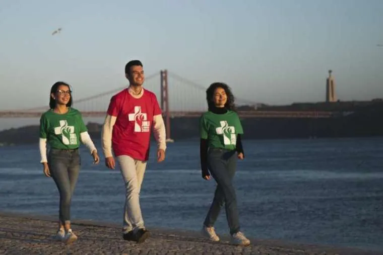 Young people wearing T-shirts with the official WYD Lisbon 2023 logo. ?w=200&h=150