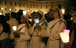 Missionaries of Charity at a prayer vigil in St. Peter's Square, June 19, 2015.   Daniel Ibanez/CNA.