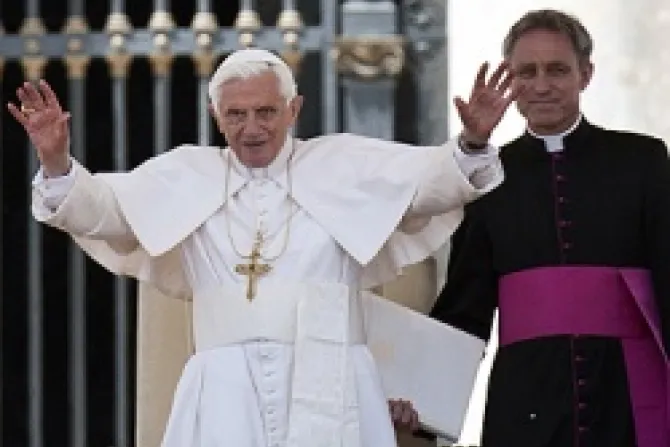 Monsignor Georg Gnswein stands behind Pope Benedict XVI in St Peters Square Credit Mazur catholicnewsorguk CNA Vatican Catholic News 12 7 12
