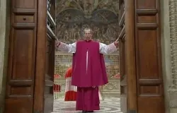  Monsignor Guido Marini closes the Sistine Chapel door as the Conclave begins on March 12, 2013. ?w=200&h=150