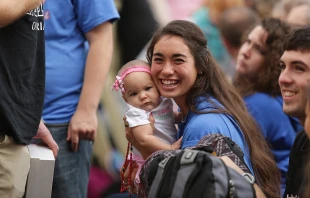 Woman with child at the General Audience in St. Peter's Square, Oct. 14, 2015.   Daniel Ibanez/CNA.