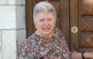 Mrs. Graziella Viterbi, on the door of the house where she lodged with her family in Borgo Aretino, within the walls of Assisi.   Terrasanta.net.