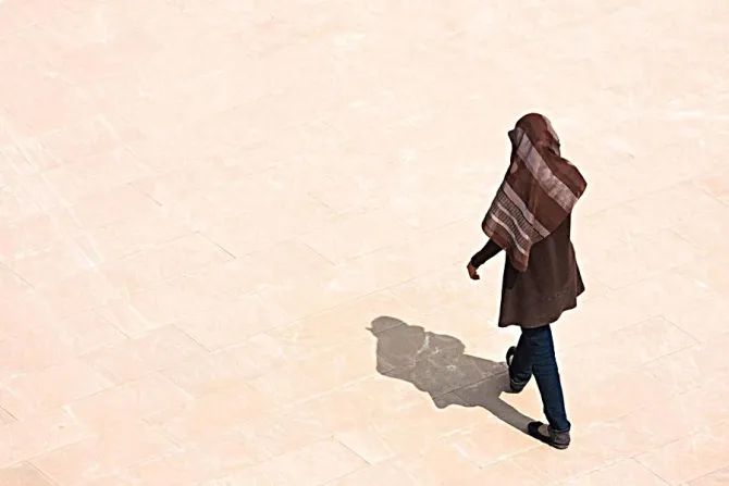 Muslim woman walking on the roof of Ibn Tulum Mosque March 31 2012 Credit Hector de Pereda via Flickr CC BY NC 20 CNAjpg