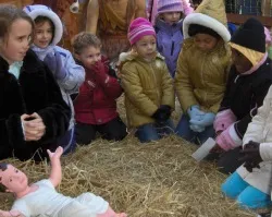 Children praying in front of the Chicago Nativity Scene / Photo ?w=200&h=150