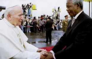 Nelson Mandela greets Pope John Paul II on his arrival at the airport in Johannesburg on September 16, 1995.   ANSA/ARTURO MARI