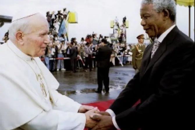 Nelson Mandela greets Pope John Paul II on his arrival at the airport in Johannesburg on September 16 1995 Credit ANSA ARTURO MARI CNA Catholic News 12 6 13