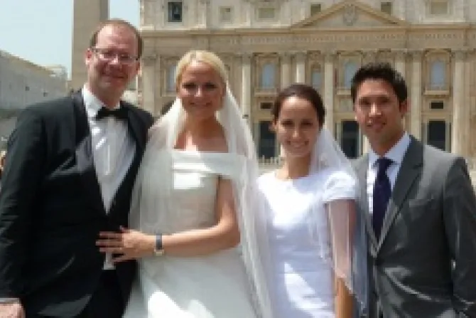 Newly weds L to R Axel and Susie Dreyer from Dusseldorf Germany and Kyle and Anna Barella from Naples Florida CNA500x315 Vatican catholic news 6 20 12