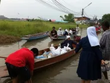 Nuns and Coerr volunteers assisting flood relief in Thailand. 