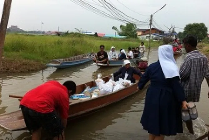 Nuns and Coerr Volunteers assisting flood relief in Thailand Credit Fr Anusha Chaowpraeknoi CNA 10 8 13