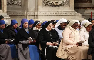 Relgious sisters pray at St. Peter's Basilica.   Alexey Gotovskyi/CNA