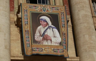 Official banner for Mother Teresa's canonization hangs on the facade of St. Peter's Basilica.   Daniel Ibáñez/CNA.
