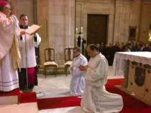Father Juan de Cáceres (right) during his priestly ordination. 