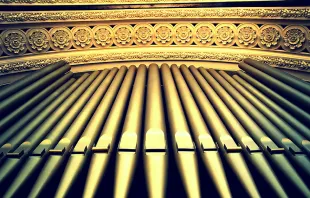 Organ.   Robert Moutal via Flickr (CC BY-NC 2.0) filter added.