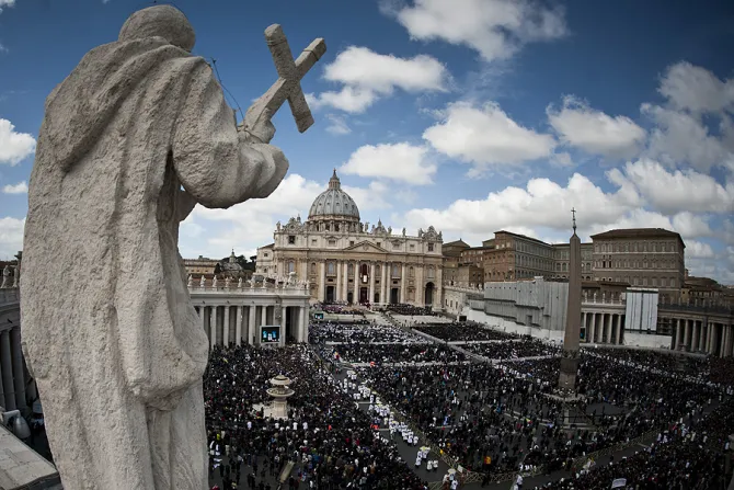 Overlooking St Peters Square Credit Mazur catholicnewsorguk CC BY NC SA 20 CNA 8 19 15