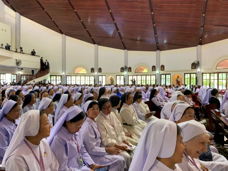 Thai religious await Pope Francis in St. Peter parish in Bangkok, Nov. 22, 2019. ?w=200&h=150