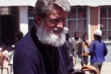 Padre Pedro Opeka cna