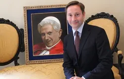 Painter Alexander Talbot Rice with his portrait of Benedict XVI. ?w=200&h=150