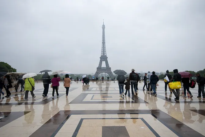 Paris raining Credit Ilona Ignatova Shutterstock CNA