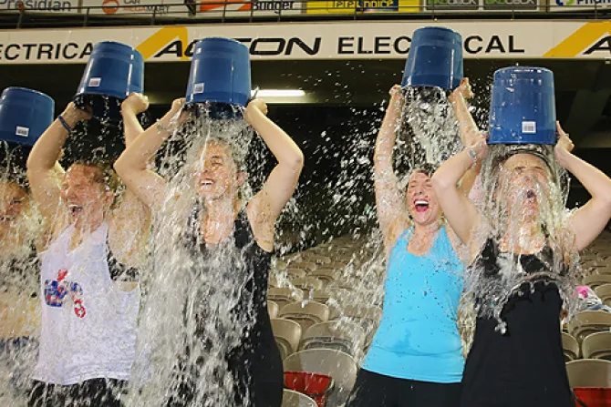 Participants tip buckets of ice water over their heads for the Ice Bucket Challenge in Melbourne Australia Aug 22 2014 Credit Scott Barbour Getty Images News Getty Images CNA