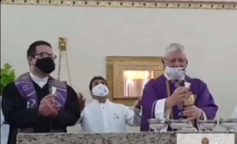 Fr. Jose Carlos Pedrini, CS, (R) attempts to concelebrate Mass with Francisco Leite, a Presbyterian minister, (L) in Jundiai, Brazil, Feb. 17, 2021. (screenshot)
