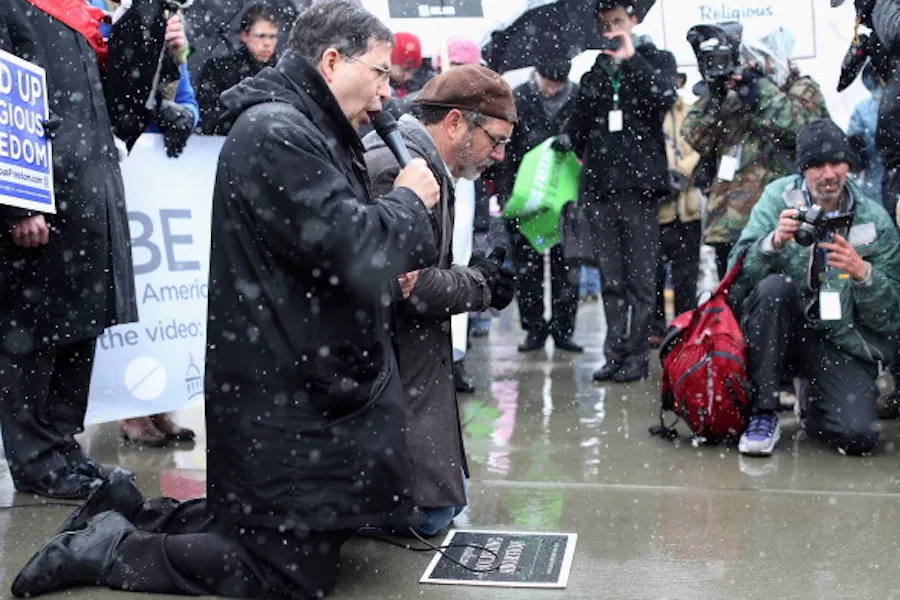 Fr. Frank Pavone (L) and Rev. Patrick Mahoney pray outside the U.S. Supreme Court during oral arguments in Sebelius v. Hobby Lobby March 25, 2014 in Washington, DC. ?w=200&h=150