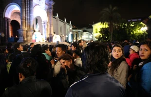 Ecuadorians gathered in the street before the Cathedral of Quito to see Pope Francis, July 6, 2015.   Alan Holdren/CNA.