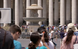 People crowd St. Peter's Square as the Vatican shuts off fountains July 25, 2017   Massimiliano Valenti/CNA.