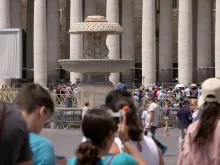 People crowd St. Peter's Square as the Vatican shuts off fountains July 25, 2017 