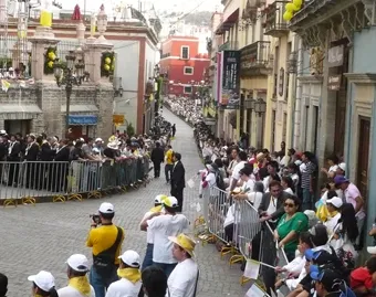 People line the streets along the Plaza La Paz in Guanajuato, awaiting the Pope?w=200&h=150