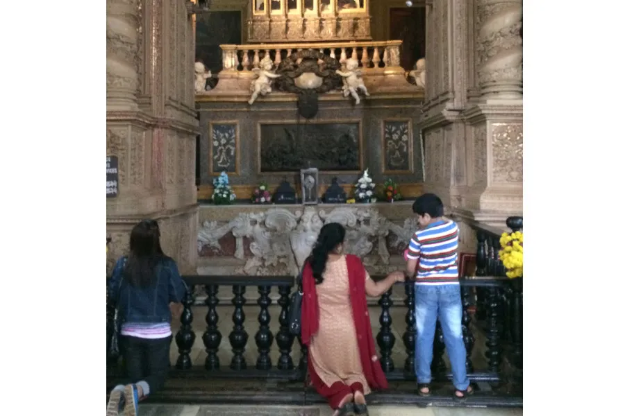 Faithful venerate the relics of St. Francis Xavier at the Basilica of Bom Jesus in Goa. ?w=200&h=150