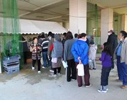 Japanese quake survivors wait in line for hot water. ?w=200&h=150