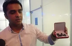 Thomson Philip shows the rosary Pope Francis gave him (?w=200&h=150