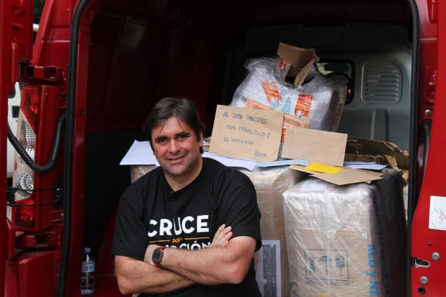 Juanjo Vargas arrives in Rome with the rest of the "Pope's mailmen." ?w=200&h=150