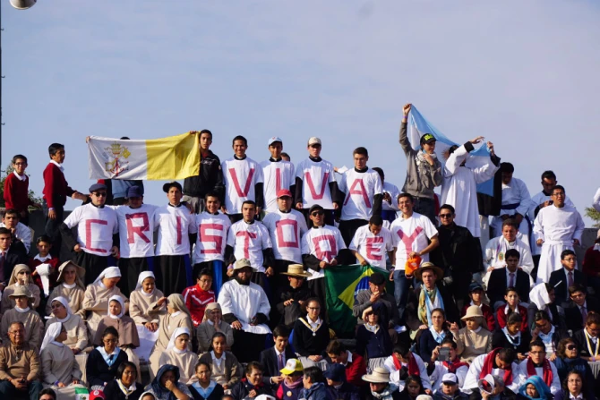 Pilgrims await the Pope in Morelia Mexico before Mass on Feb 16 2016 Credit David Ramos CNA CNA 2 16 15