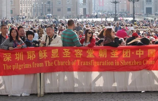 Chinese pilgrims from Shenzhen attend the General Audience in St. Peter's Square, April 5, 2016.   Martha Calderon/CNA.