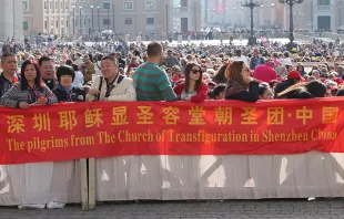 Chinese pilgrims from Shenzhen attend the General Audience in St. Peter's Square, April 5, 2016.   Martha Calderon/CNA.