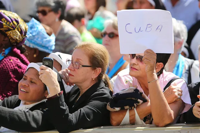 Pilgrims from Cuba gathered in St Peters Square before the Wednesday general audience on April 22 2015 Credit Bohumil Petrik CNA 4 22 15
