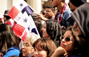 Panamanian pilgrims attend Pope Francis General Audience in St. Peter's Square, April 5, 2017.   Lucia Ballester/CNA.