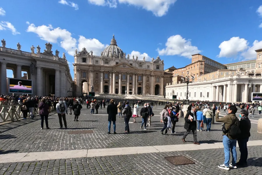 Pilgrims in St. Peter's Square watch video broadcast of the Angelus March 8, 2020. ?w=200&h=150