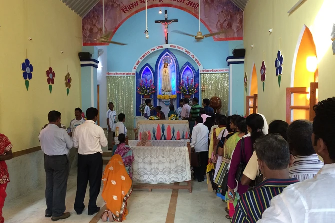 Pilgrims queue up to pray at Our Lady of Fatima Shrine in Karjat India Credit Antonio Gonsalves CNA CNA 11 5 14