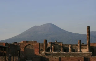 Pompeii with Mt Vesuvius in the background.   Pattie via Flickr (CC BY-SA 2.0).